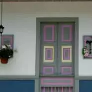 Balcón tradicional de colores vivos en una casa de la arquitectura típica de Pijao, Quindío